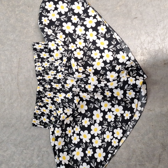 SHEIN Pants - Floral Black and White Daisy Shorts Skirt Plus Sized